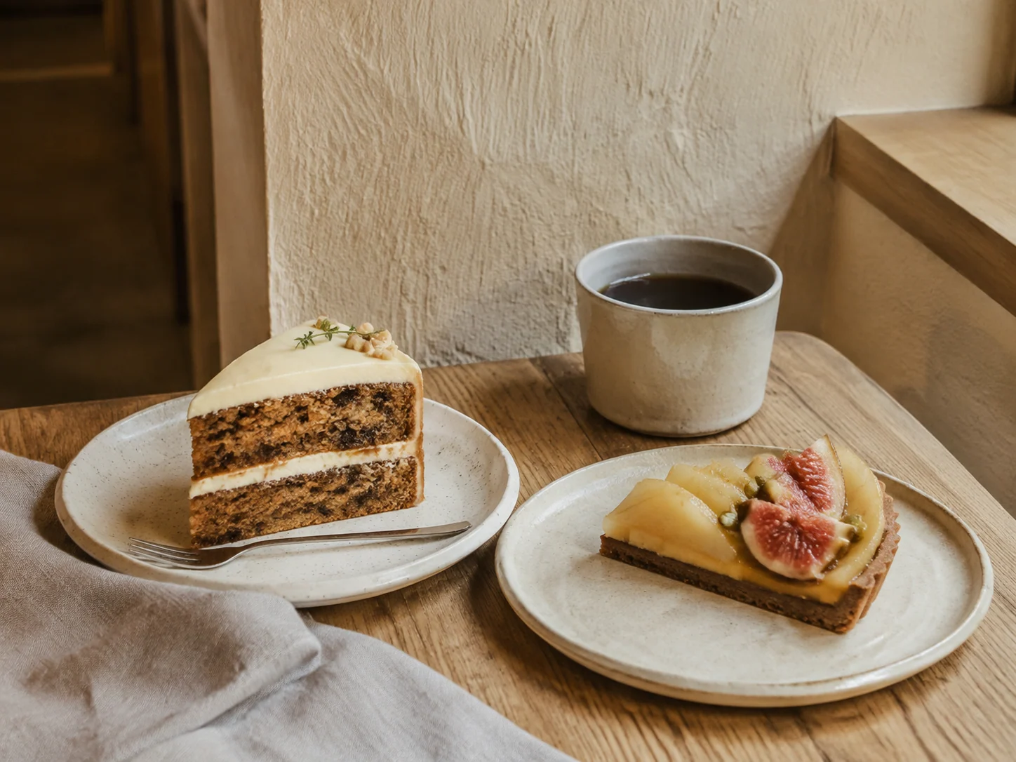 陶器に盛り付けたキャロットケーキと季節の洋梨・無花果タルト